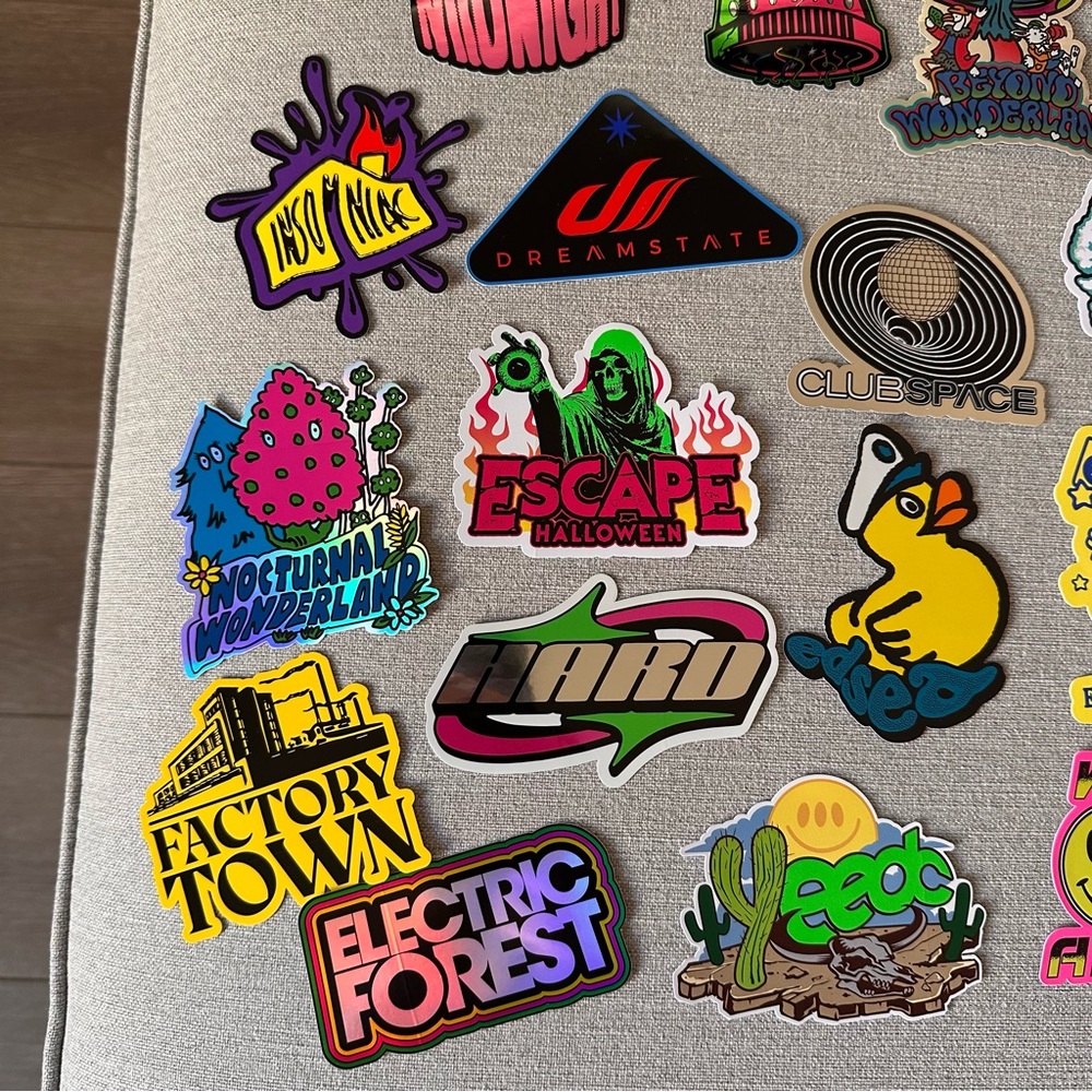 EDC luggage tag, air freshener and stickers - Picture 4 of 7